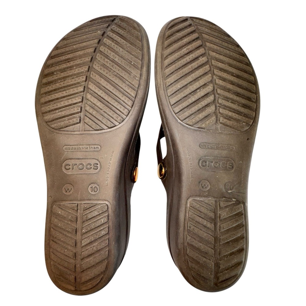 CROCS Womens Sanrah Sandals Gold Circle Medallion Brown Wedge Summer Beach 10W - Picture 6 of 7